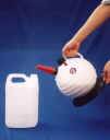 Remove the tube cap from the container with a twisting motion. Remove the pump. Attach the pour spout and empty gently into a container. Bring the used oil to a recycling depot.